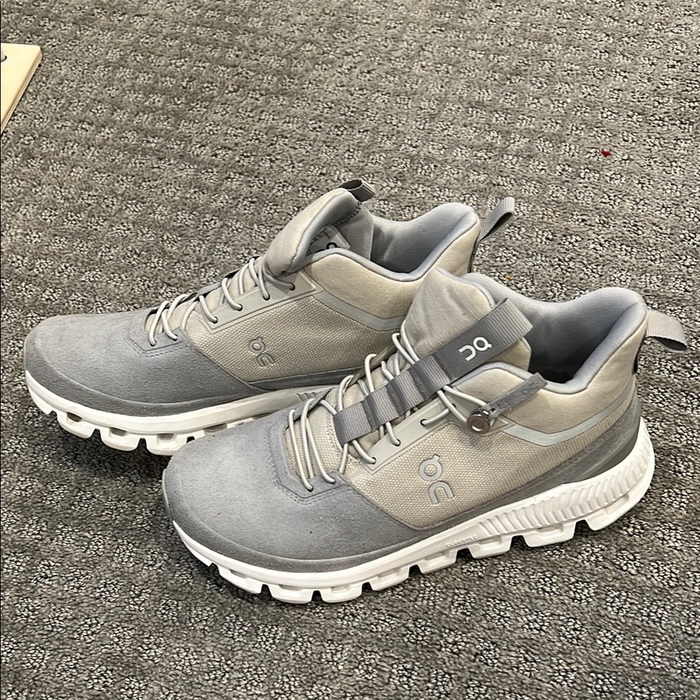 On Running women’s Gray Sneakers / hiking boot